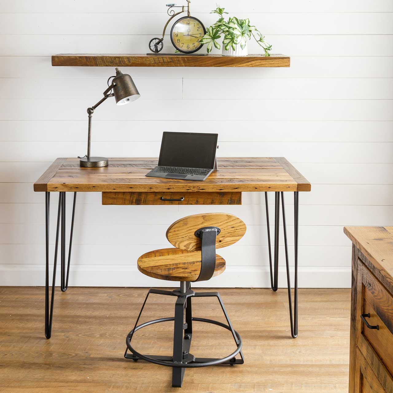 https://www.snydersfurniture.com/cdn/shop/products/urban-lodge-writing-desk-441549_1600x.jpg?v=1700319869